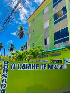 um edifício com uma placa que não lê nenhum Carride de Maragog em Pousada o Caribe de Maragogi em Maragogi