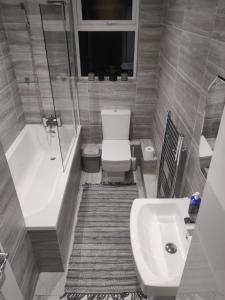 Liverpool Lux stay في ليفربول: حمام مع مرحاض وحوض استحمام ومغسلة
