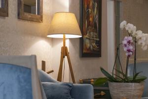 布德瓦的住宿－Mali Hotel Porat，客厅配有蓝色的沙发和灯具
