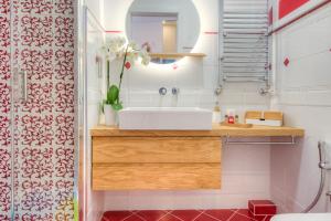ein Badezimmer mit einem weißen Waschbecken und einem Spiegel in der Unterkunft Palais Miramar in Cannes