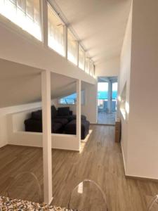 Gallery image of Ale Mare - Attico con idromassaggio vista mare in Marina di Ragusa