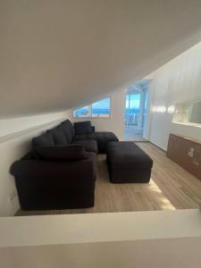 Gallery image of Ale Mare - Attico con idromassaggio vista mare in Marina di Ragusa +11 photos