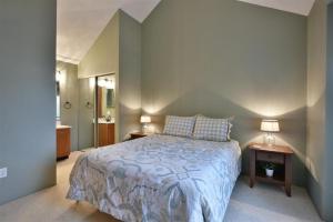 Seven Springs Sunridge 3 Bedroom Standard Condo, Sleep 10! condo في Champion: غرفة نوم بسرير وطاولتين ليليتين ومصباحين +20 صورة