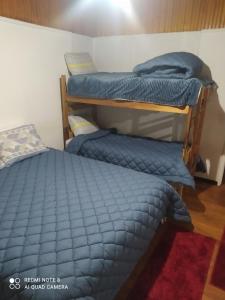 Divstāvu gulta vai divstāvu gultas numurā naktsmītnē Chalé de Vidro Capivari