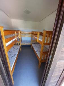 a small room with two bunk beds in it at Chácara Recanto Feliz in Ibiúna