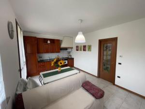sala de estar con sofá blanco y cocina en MAISON MARGÙ, en  Monvalle 