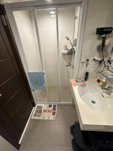 a bathroom with a shower and a sink at MingHOW'S House 清水海線溫馨客房有雙人床位、電視、冷氣、獨立衣櫃 in Erh-t'ang-lang