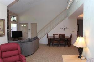 Televisyen dan/atau pusat hiburan di Seven Springs 3 Bedroom Standard Condo with Loft and Mountain Views! condo
