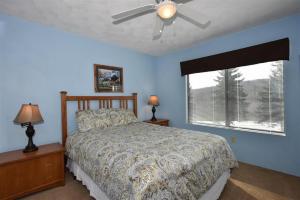 Katil atau katil-katil dalam bilik di Seven Springs 3 Bedroom Standard Condo with Loft and Mountain Views! condo +18 gambar