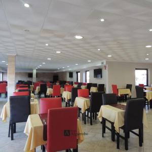 un comedor con mesas y sillas en un restaurante en Hotel Algarrobo en Merlo