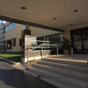 un edificio con escaleras delante de un edificio en Hotel Algarrobo en Merlo
