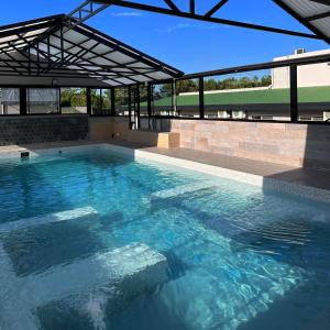 una gran piscina de agua azul en Hotel Algarrobo en Merlo