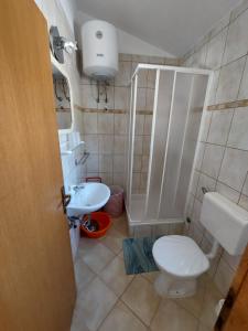 Kúpeľňa v ubytovaní Apartmani MaTi + 8 fotografií