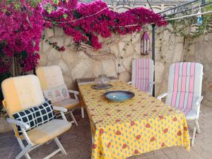 - une table avec des chaises et une théière dans l'établissement White villa few steps from most amazing beaches in Denia, swimming pool,parking, à Dénia