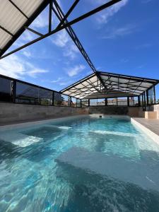 una gran piscina de agua azul con techo en Hotel Algarrobo en Merlo