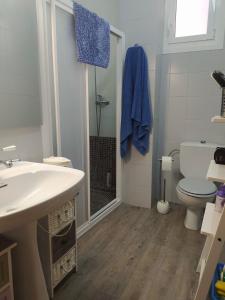 ein Bad mit einer Dusche, einem Waschbecken und einem WC in der Unterkunft Cal surdo in Bolbaite
