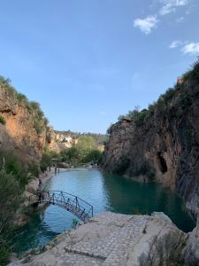 un ponte su un fiume vicino a una montagna di Cal surdo a Bolbaite