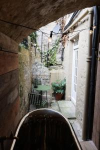 a small alley with a table and a table at Brand new Georgian flat in Bath in Bath