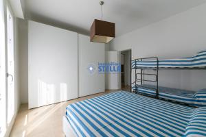 um quarto com 2 beliches com riscas azuis e brancas em Condominio Stella em Lido di Jesolo
