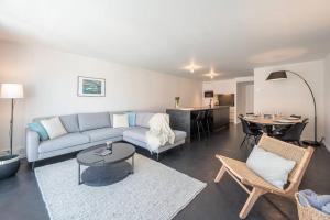 sala de estar con sofá y mesa en BEACH 52 duplex appartement met terras, en Knokke-Heist