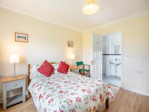 - une chambre avec un lit et une salle de bains pourvue d'un lavabo dans l'établissement Dairy Cottage, à Saint Osyth