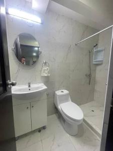 Ένα μπάνιο στο (26) Departamento cómodo y tranquilo en Miraflores