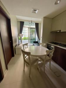 Wonderful Reva Aparthotel Downtown في دبي: مطبخ وغرفة طعام مع طاولة وكراسي