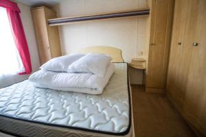 Кровать или кровати в номере 6 Berth Pet Friendly Static Caravan By Hunstanton Beach Ref 13011l