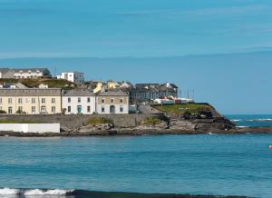 un gruppo di case su un'isola nell'oceano di 18A Moore Bay Holiday Homes by Trident Holiday Homes a Kilkee