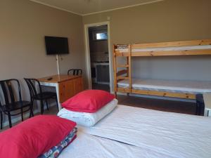 a bedroom with two bunk beds and a desk at Vena Värdshus in Vena