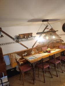 uma sala de jantar com uma mesa de madeira e cadeiras em Apartma Vintgar em Bled