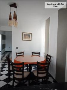 ein Esszimmer mit einem Tisch und Stühlen in der Unterkunft Martil Center Apartments in Martil