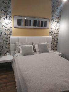 een slaapkamer met een groot wit bed met 2 kussens bij Apartman Golden in Senta