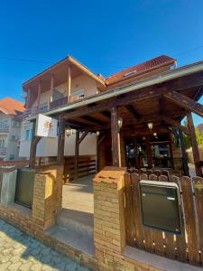 un restaurante con un edificio de madera con balcón en Sailor's Apartman en Siófok