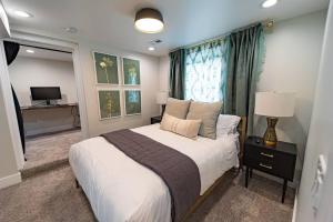 Llit o llits en una habitació de Historic Modern 6 Full Bath & 6 Bedrooms-near LoHi
