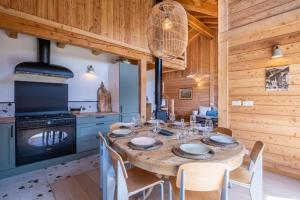 Kuchyňa alebo kuchynka v ubytovaní Sublime Semi Detached Chalet Facing The Mont Blanc + 8 fotografií