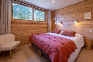 Posteľ alebo postele v izbe v ubytovaní Sublime Semi Detached Chalet Facing The Mont Blanc