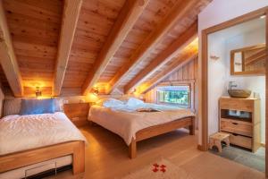 Posteľ alebo postele v izbe v ubytovaní Sublime Semi Detached Chalet Facing The Mont Blanc