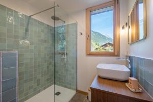 Kúpeľňa v ubytovaní Sublime Semi Detached Chalet Facing The Mont Blanc