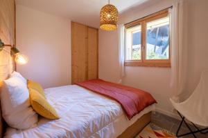 Posteľ alebo postele v izbe v ubytovaní Sublime Semi Detached Chalet Facing The Mont Blanc