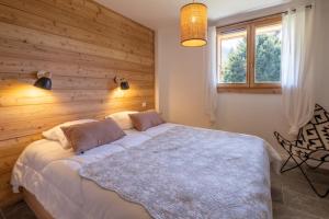 Posteľ alebo postele v izbe v ubytovaní Sublime Semi Detached Chalet Facing The Mont Blanc