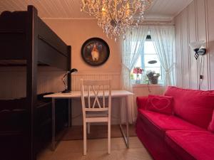 Zimmer mit einem Tisch, einem Stuhl und einem Bett in der Unterkunft Koselig leilighet i rolig boligfelt in Gol