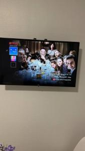 Elle comprend une télévision à écran plat suspendue au mur. dans l'établissement Family flat Stade de France airport CDG Le Bourget "Appart'7", à Pierrefitte-sur-Seine