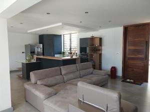 的住宿－Le Reposier，带沙发的客厅和厨房
