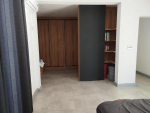 Sala de estar con dormitorio y pasillo en Le Reposier, 