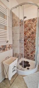een badkamer met een douche en een box op de vloer bij Domus - IL GIRASOLE in Montecelio