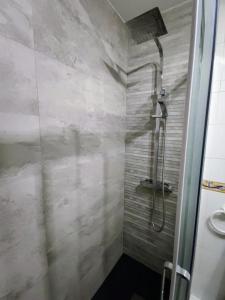 a bathroom with a shower and a sink at Acogedor dúplex en urbanización con piscina en Ajo in Ajo