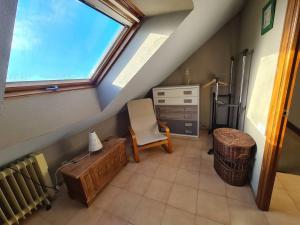 Kuchnia lub aneks kuchenny w obiekcie Acogedor dúplex en urbanización con piscina en Ajo