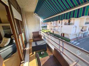 balkon z widokiem na ulicę w obiekcie Acogedor dúplex en urbanización con piscina en Ajo w mieście Ajo