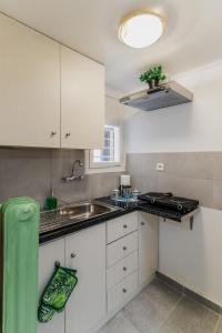 Kuchyň nebo kuchyňský kout v ubytování Green boho apartment